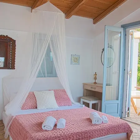 Villa Von Sophia / The House Agioi Apostoloi (Evia)
